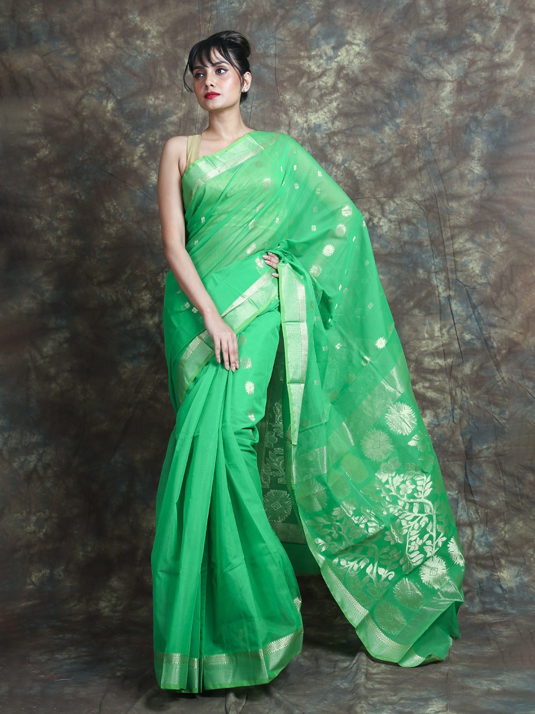 

Arhi Green & Silver-Toned Floral Zari Silk Cotton Jamdani Saree