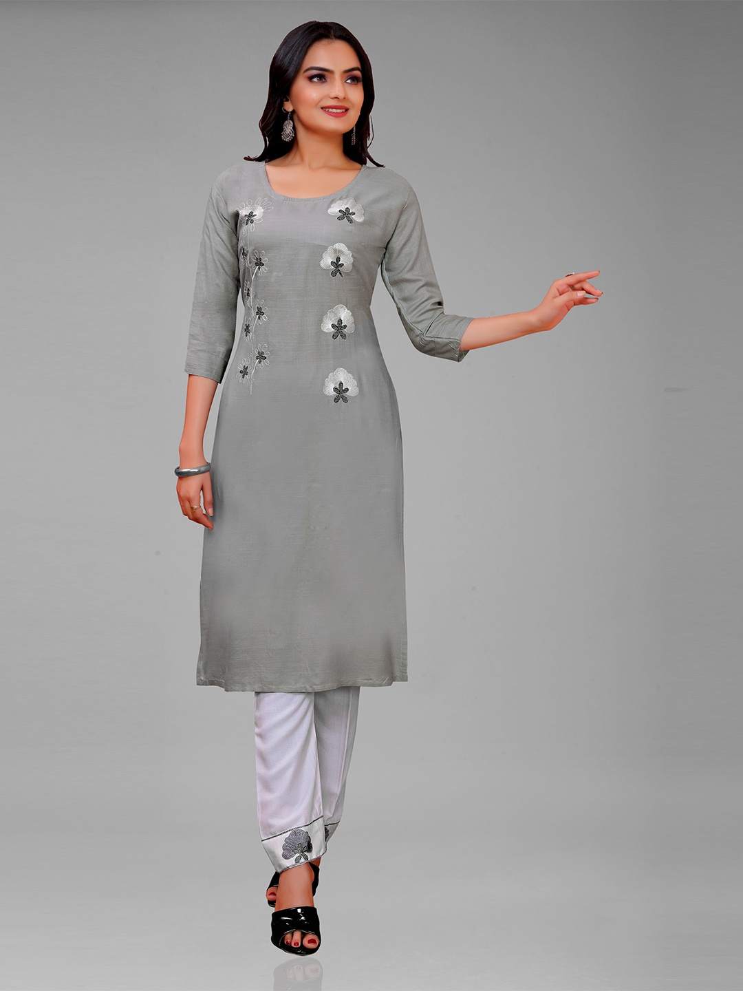 

Paramparik Textile Women Grey & White Floral Embroidered Kurta with Trousers