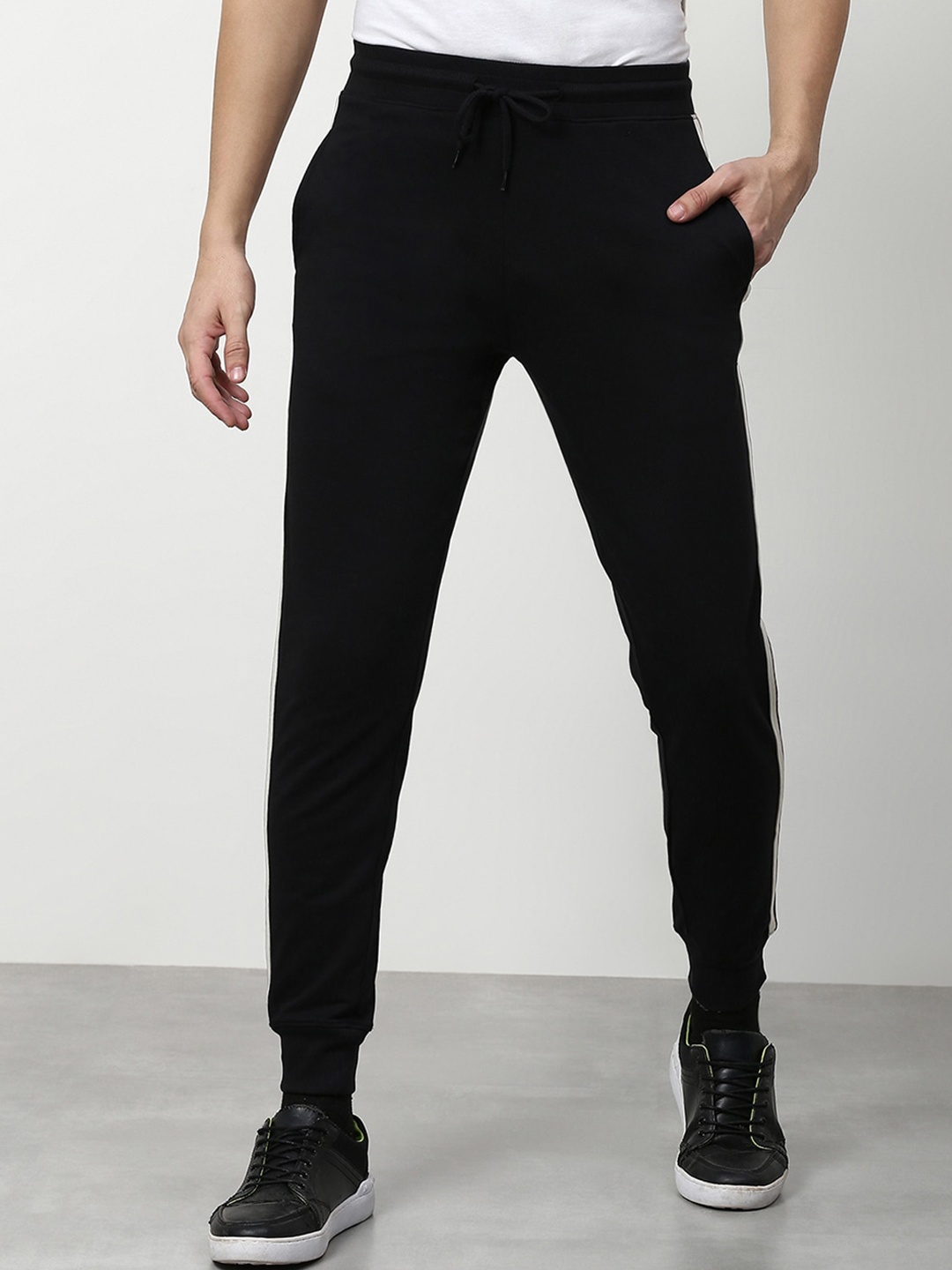 

abof Men Black Solid Joggers