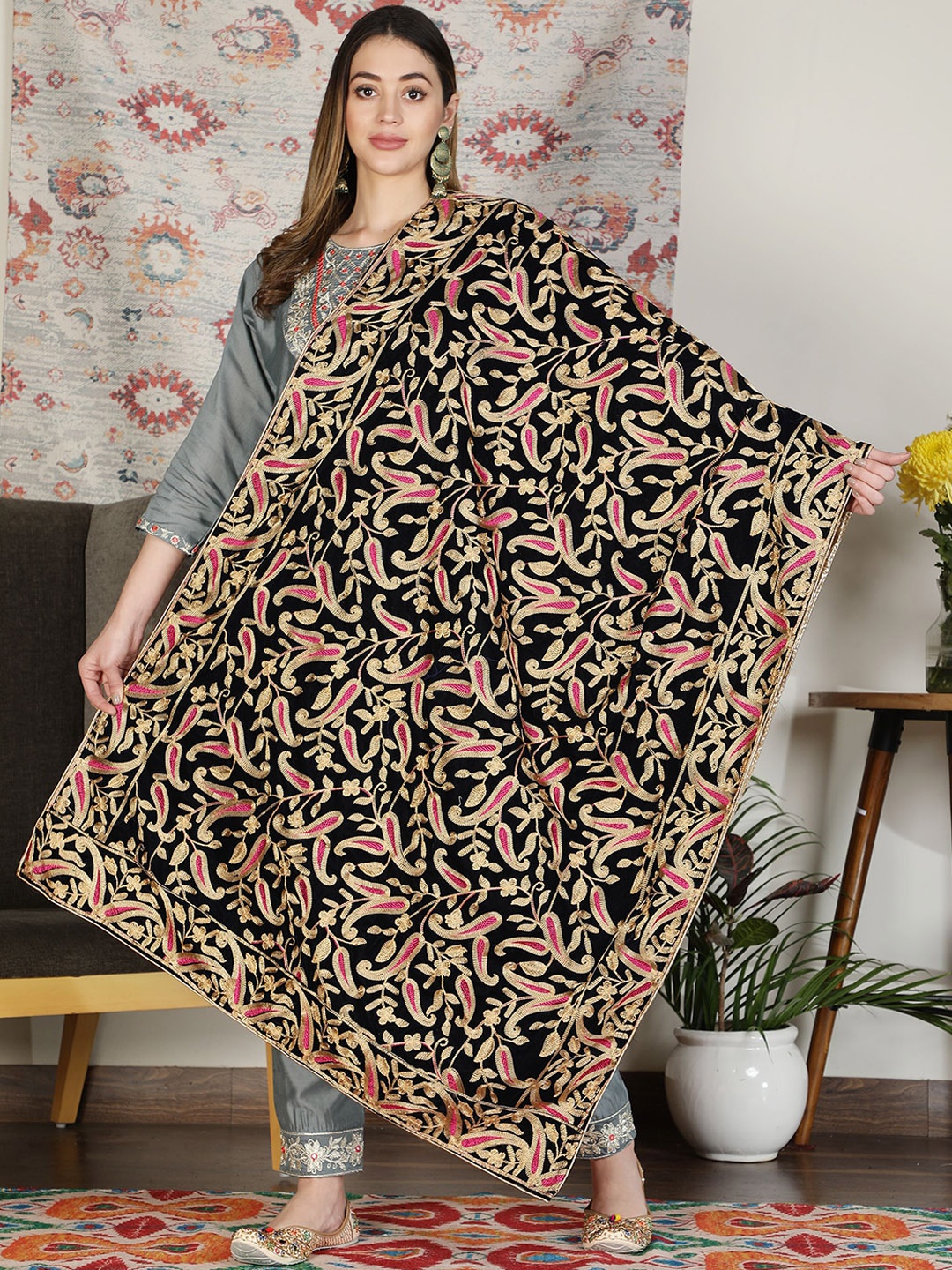 

Moda Chales Women Navy Blue & Pink Paisley Embroidered Pure Velvet Shawl