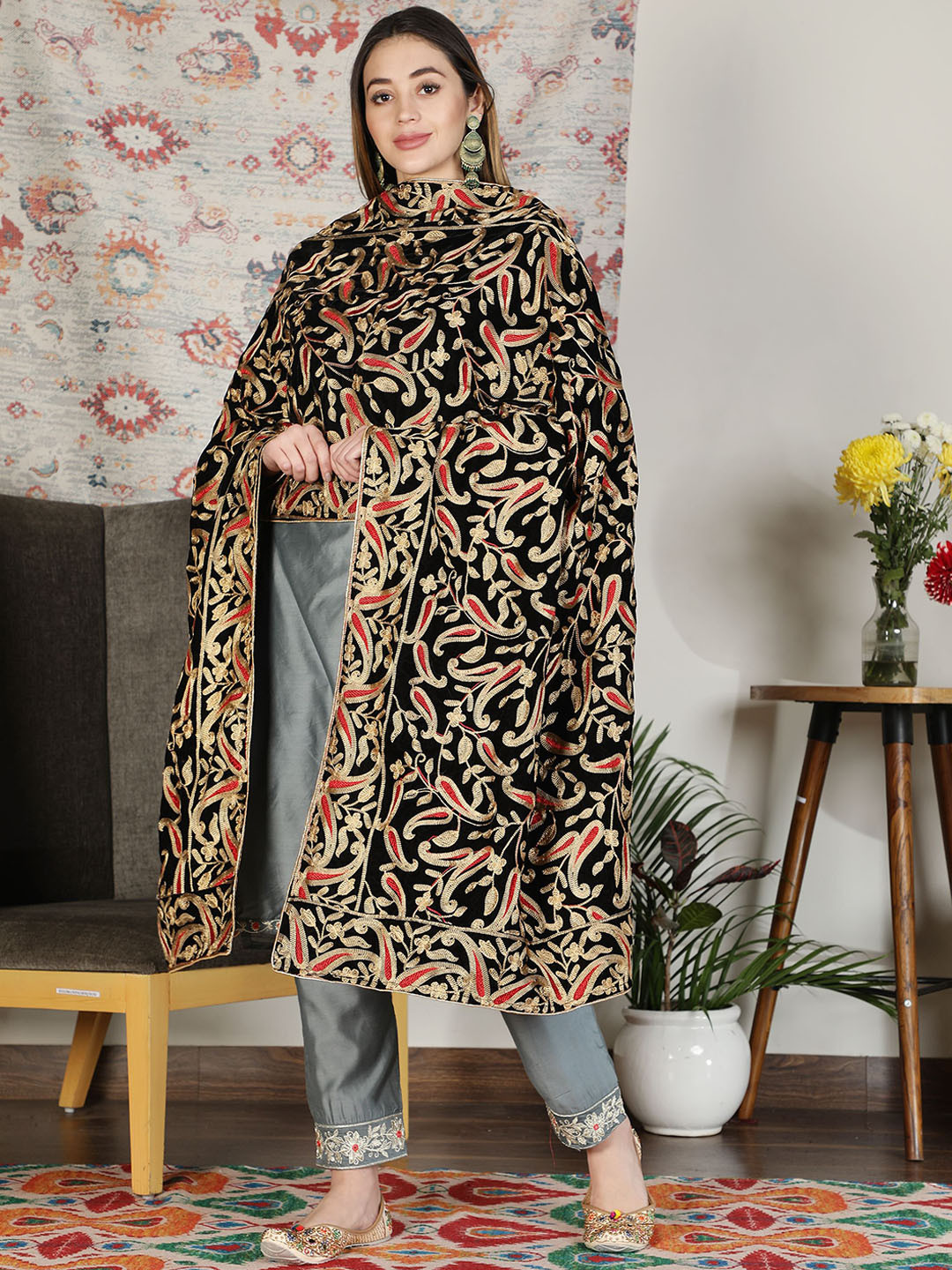 

Moda Chales Women Black & Red Paisley Embroidered Velvet Shawl
