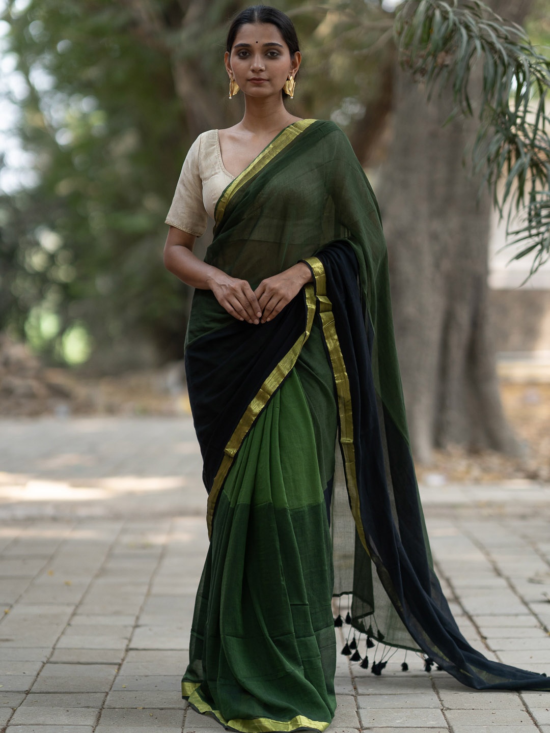 

Suta Green & Teal Colourblocked Zari Saree