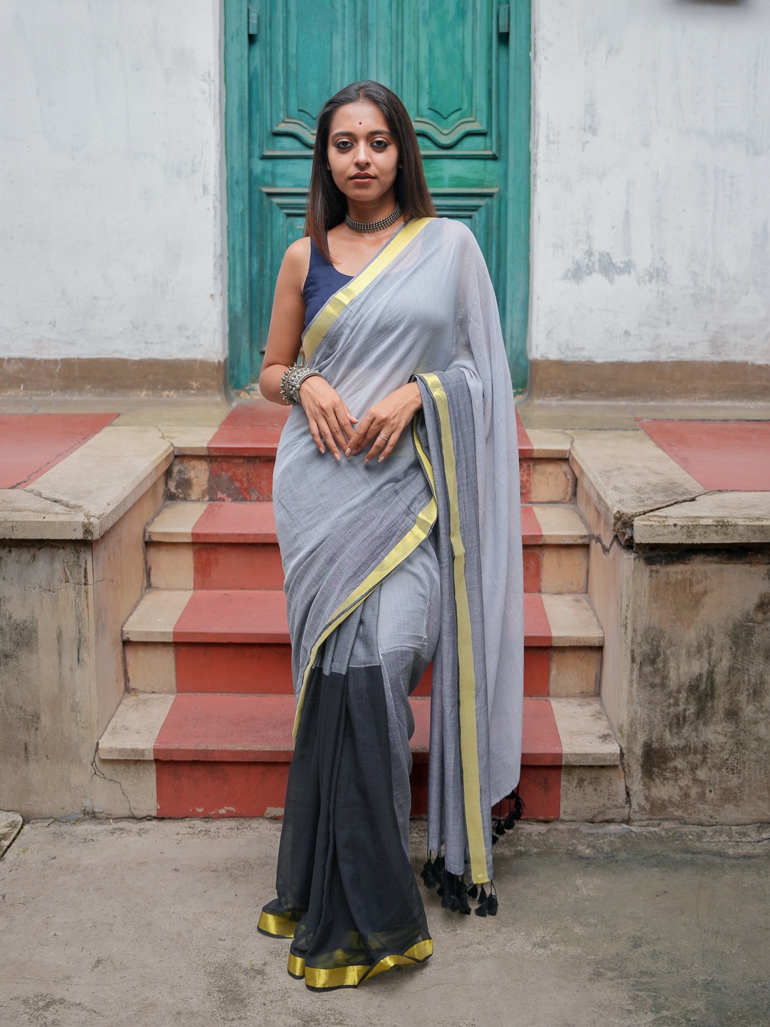 

Suta Grey & Charcoal Colourblocked Zari Saree