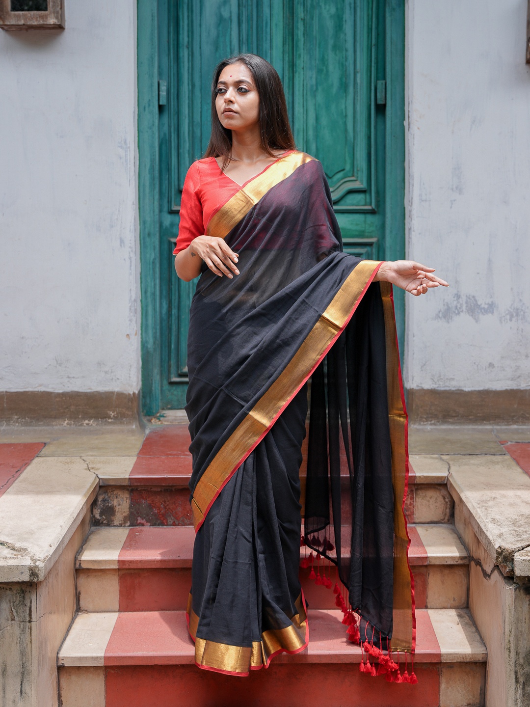 

Suta Black & Gold-Toned Solid Zari Saree