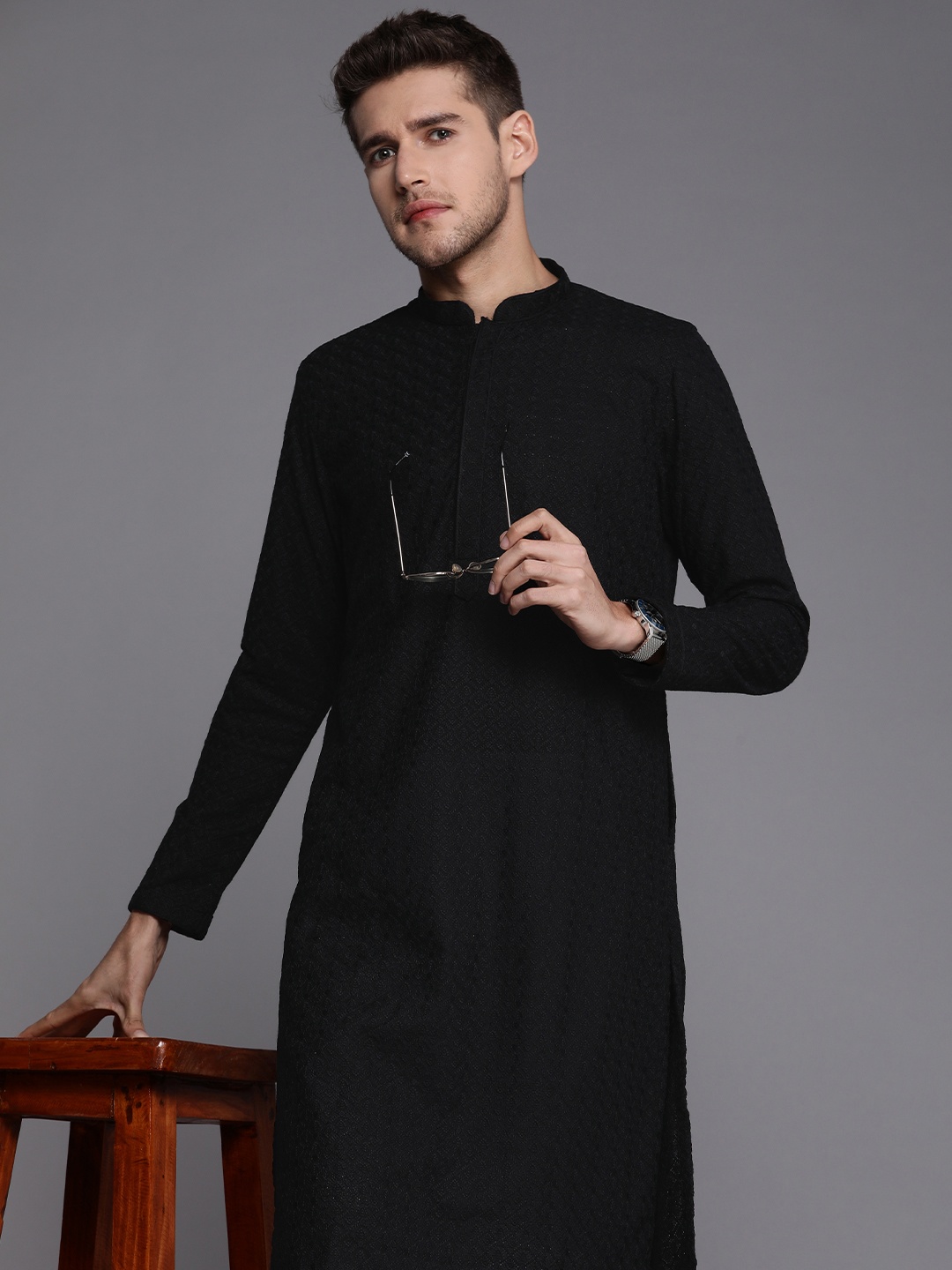 

Manyavar Men Black Ethnic Motifs Thread Work Kurta with Churidar