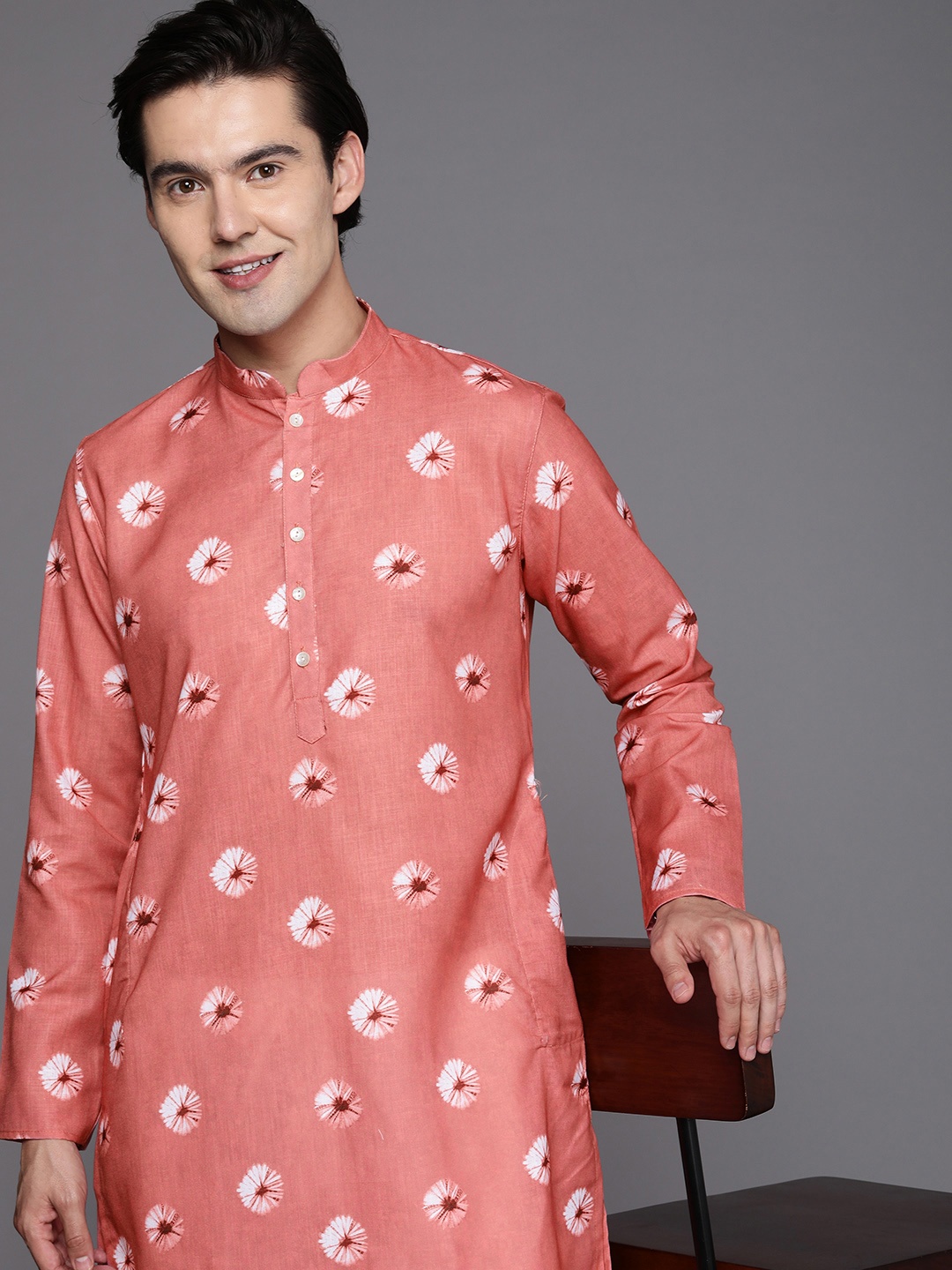

Manyavar Men Coral Red & Off White Bandhani Printed Kurta