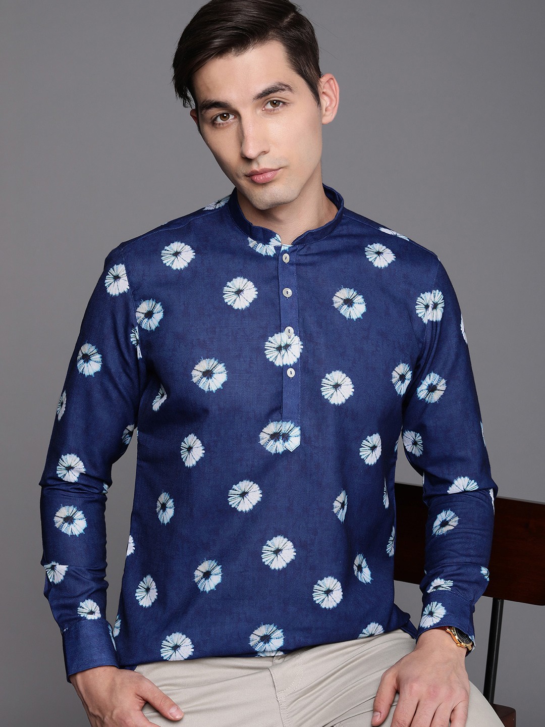 

Manyavar Men Blue & White Bandhani Printed Short Kurta