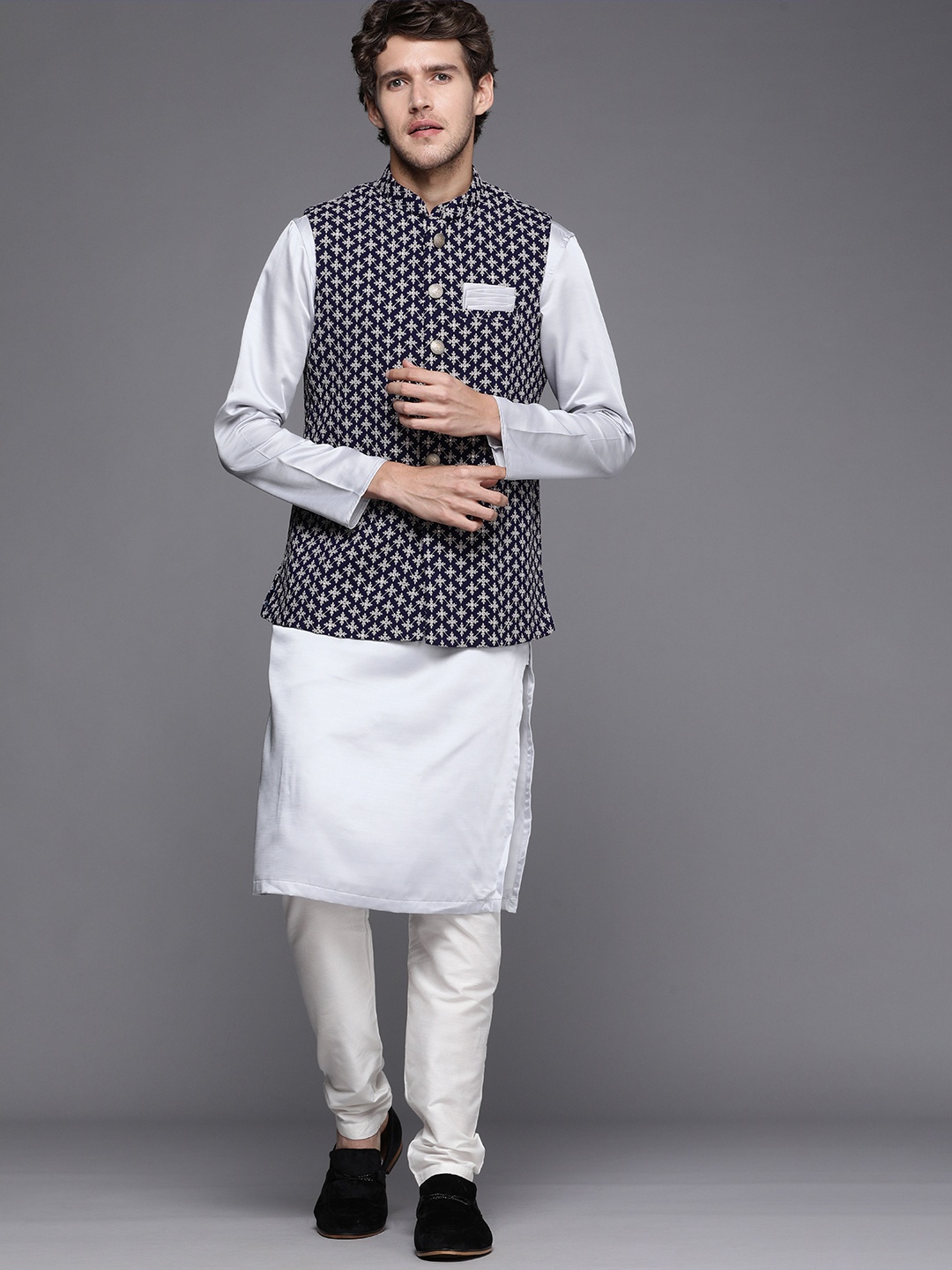 

Manyavar Men Blue Ethnic Motifs Yoke Design Kurta with Churidar & Jacket