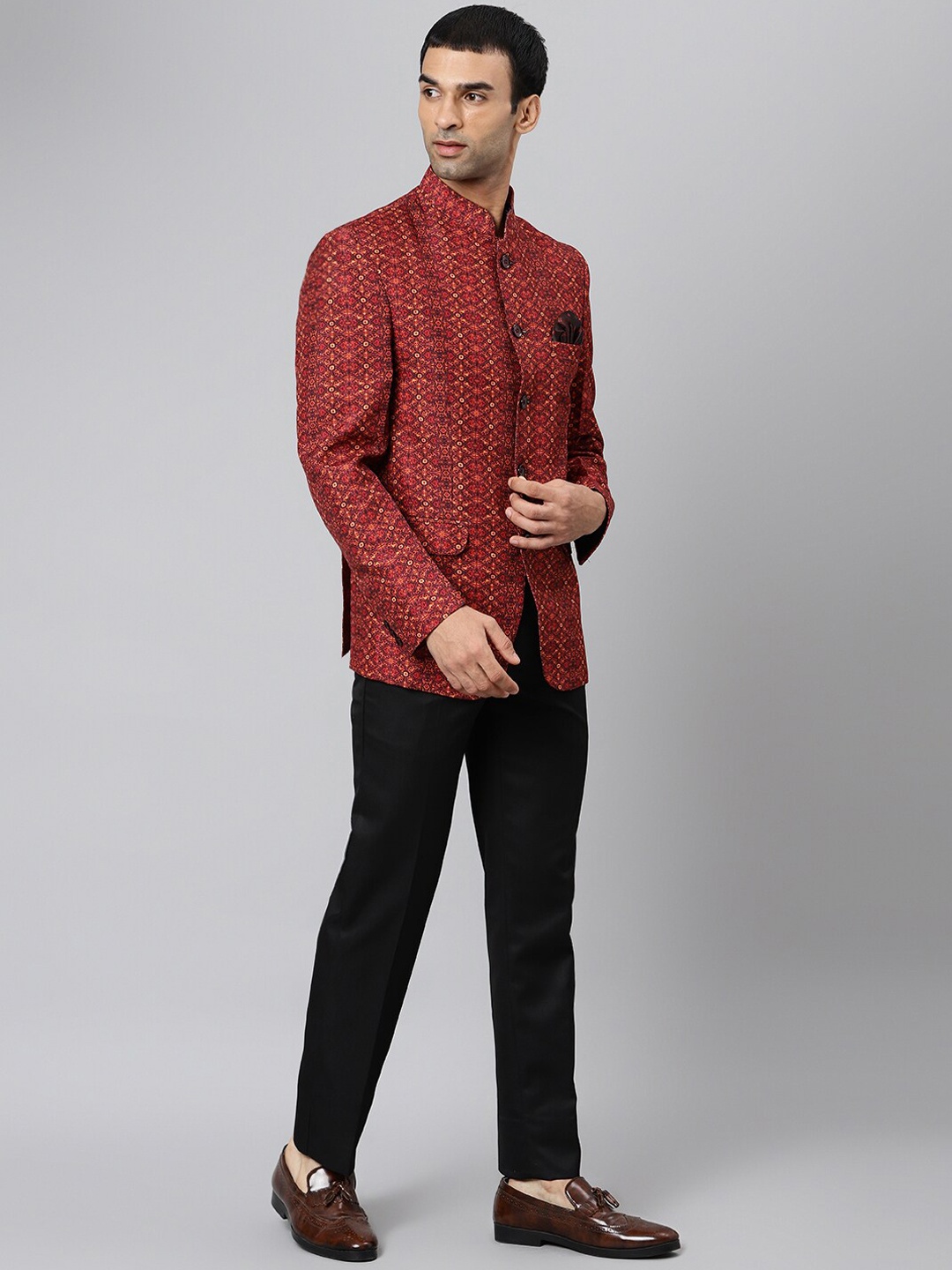 

Hangup Men Brown & Black Printed Bandhgala 2-Piece Suits