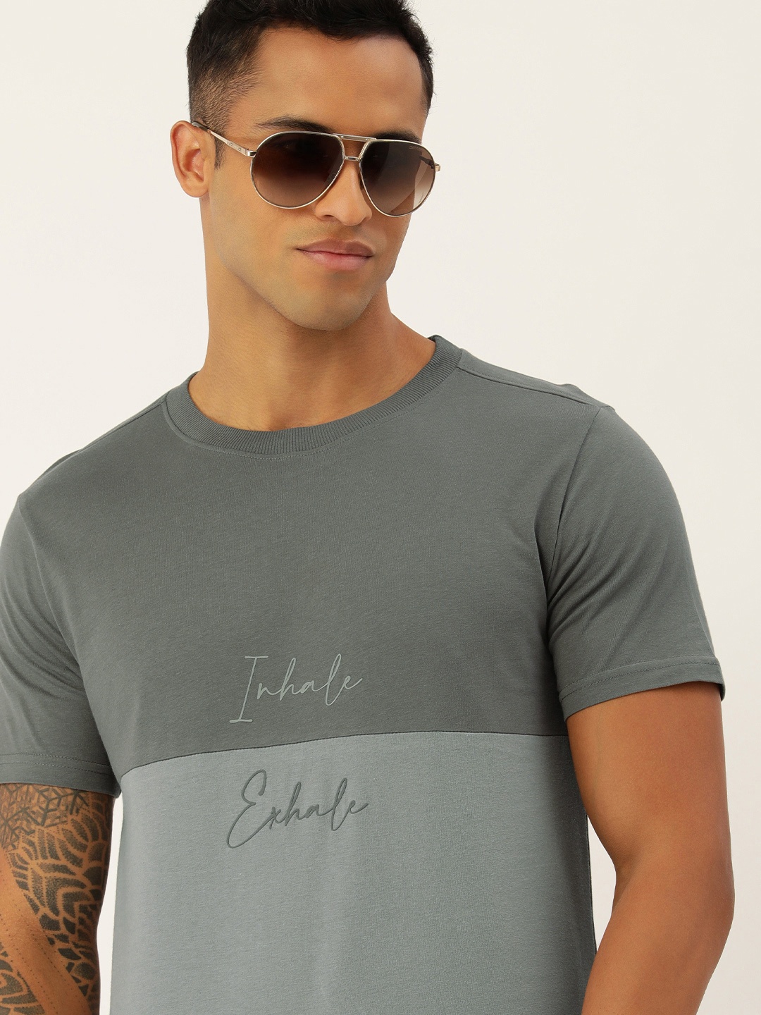 

FOREVER 21 Men Grey Colourblocked Pure Cotton Typography Casual T-shirt