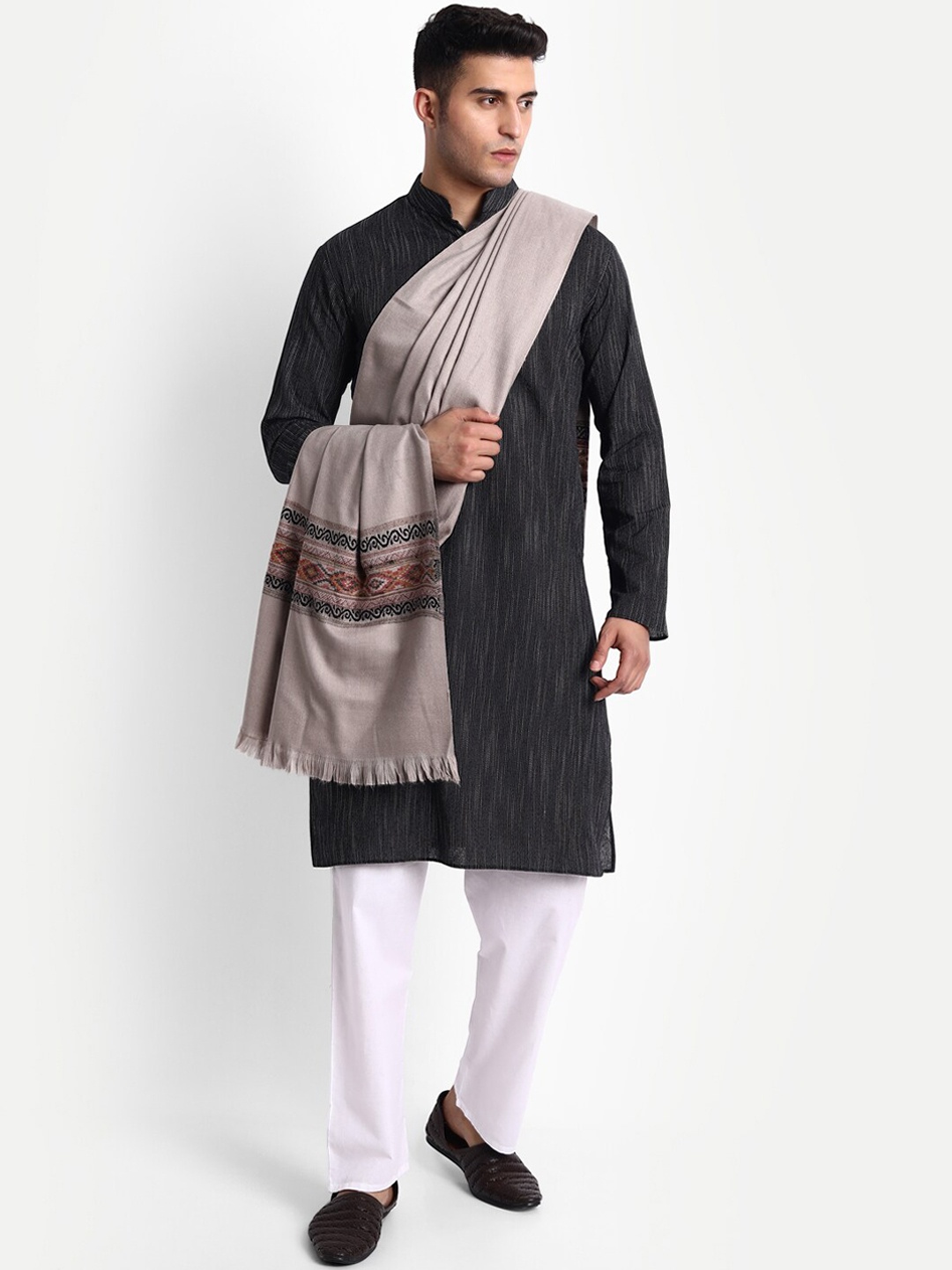 

Zamour Men Grey Woven Design Knitted Shawl