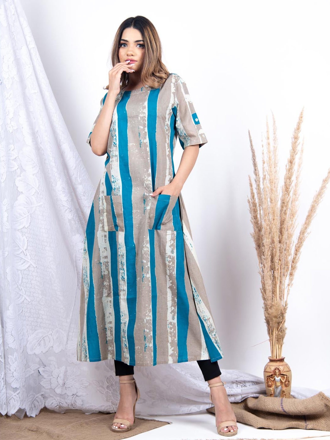 

Tistabene Women Blue & Beige Cotton Striped Kurta
