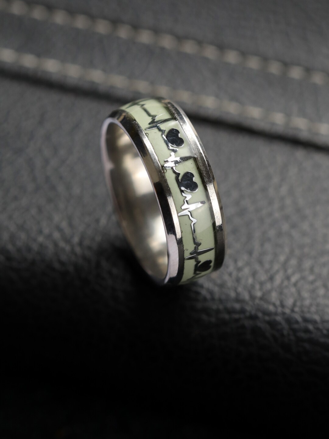 

Priyaasi Men Silver-Plated Heartbeat Finger Ring