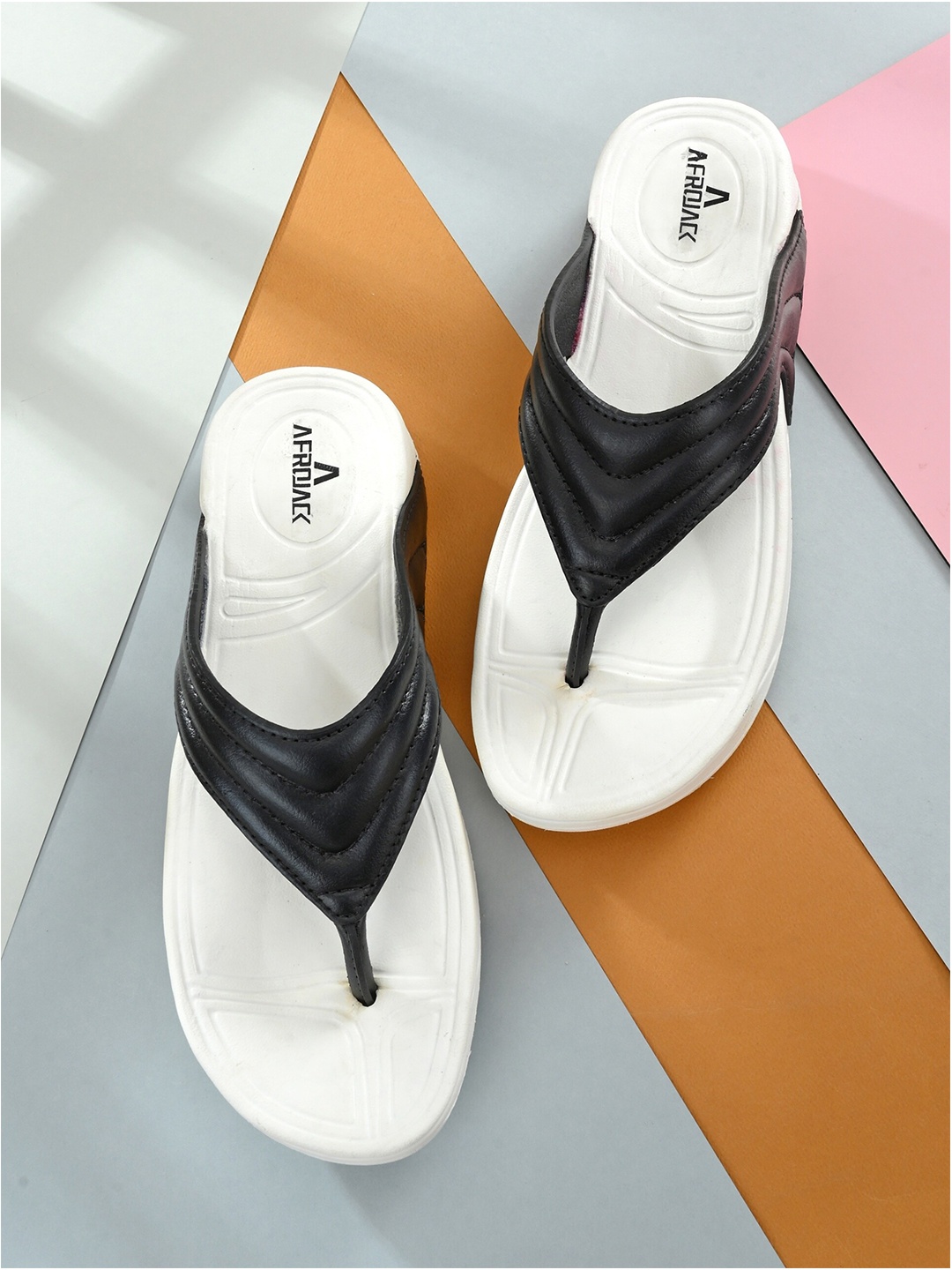 

AfroJack Men White & Black Comfort Sandals