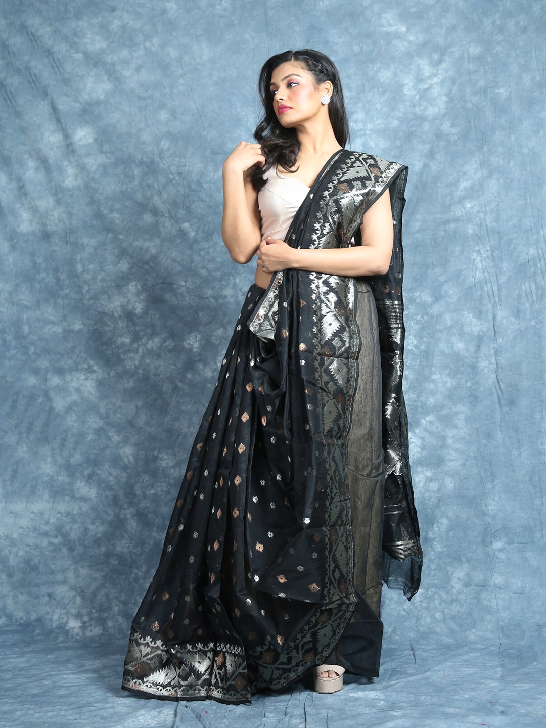 

Arhi Black & Silver-Toned Ethnic Motifs Zari Silk Cotton Jamdani Saree