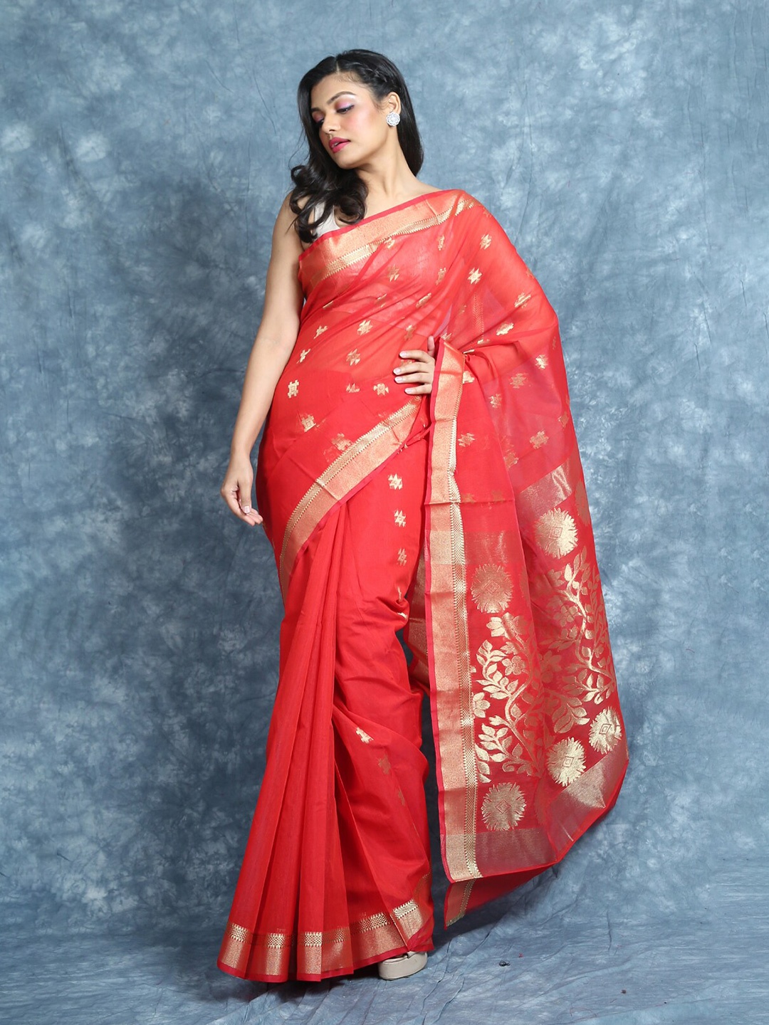 

Arhi Red & Gold-Toned Floral Zari Silk Cotton Jamdani Saree