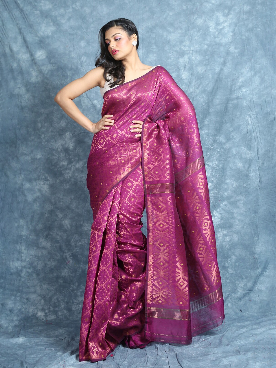 

Arhi Pink & Gold-Toned Silk Cotton Jamdani Saree