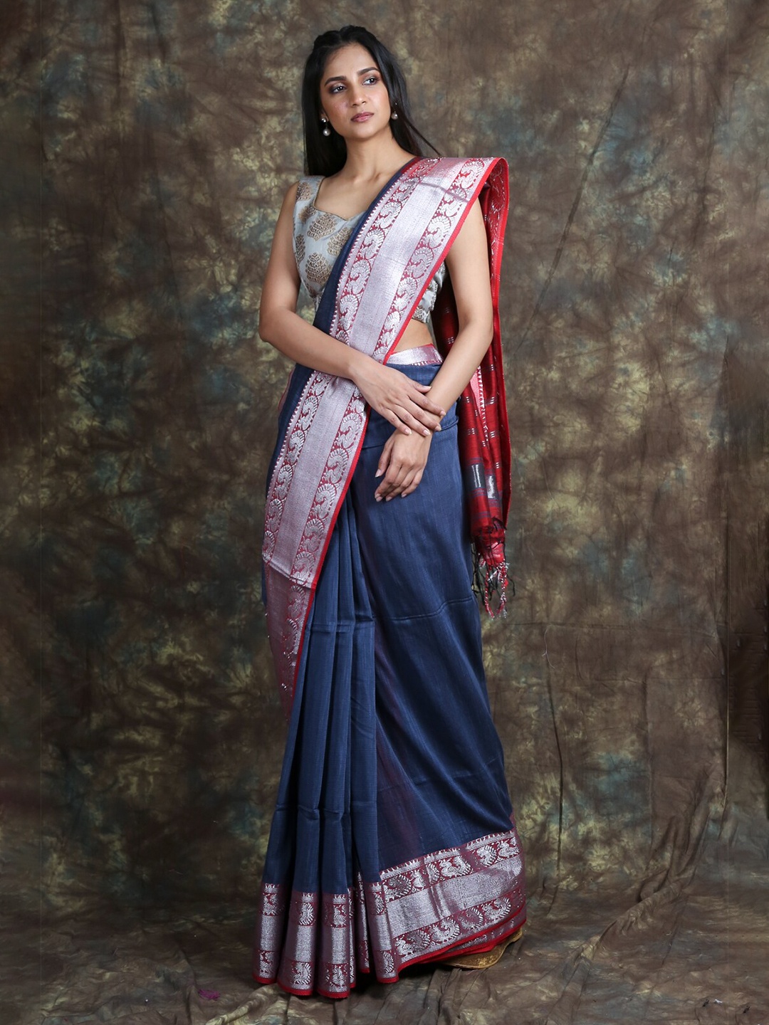 

Arhi Grey & Silver-Toned Zari Saree