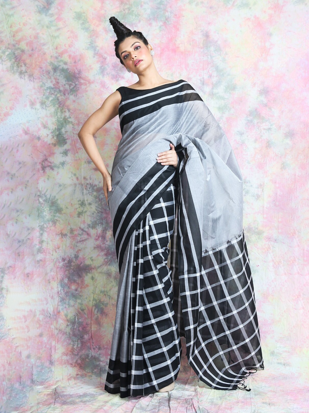 

Arhi Silver-Toned & Black Checked Saree