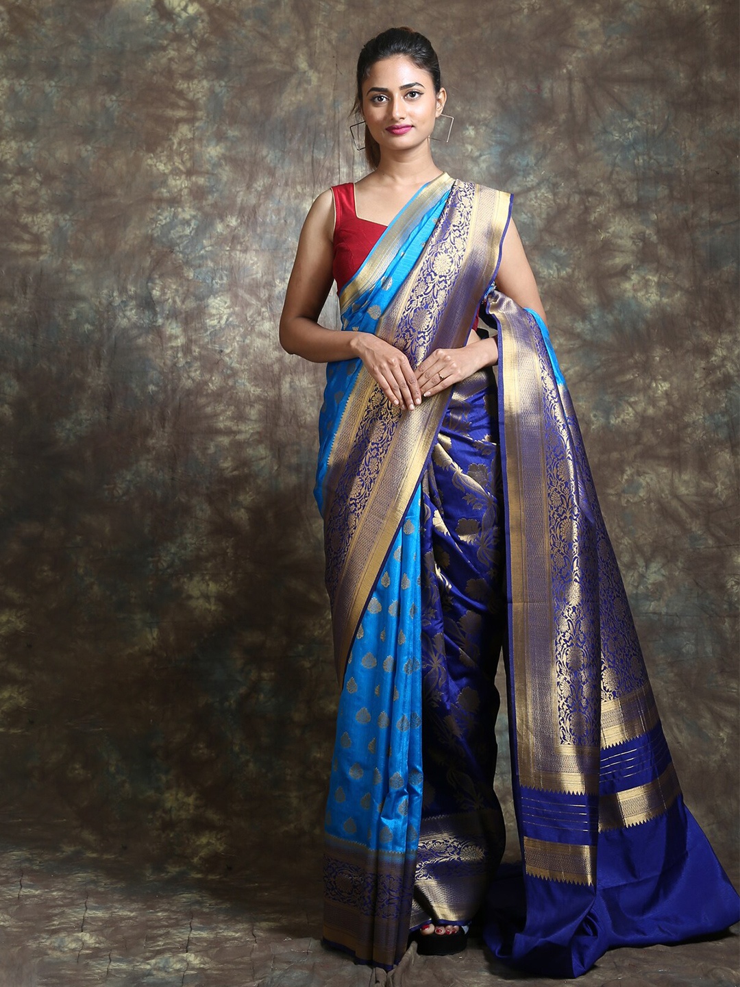 

Arhi Blue & Gold-Toned Floral Zari Saree