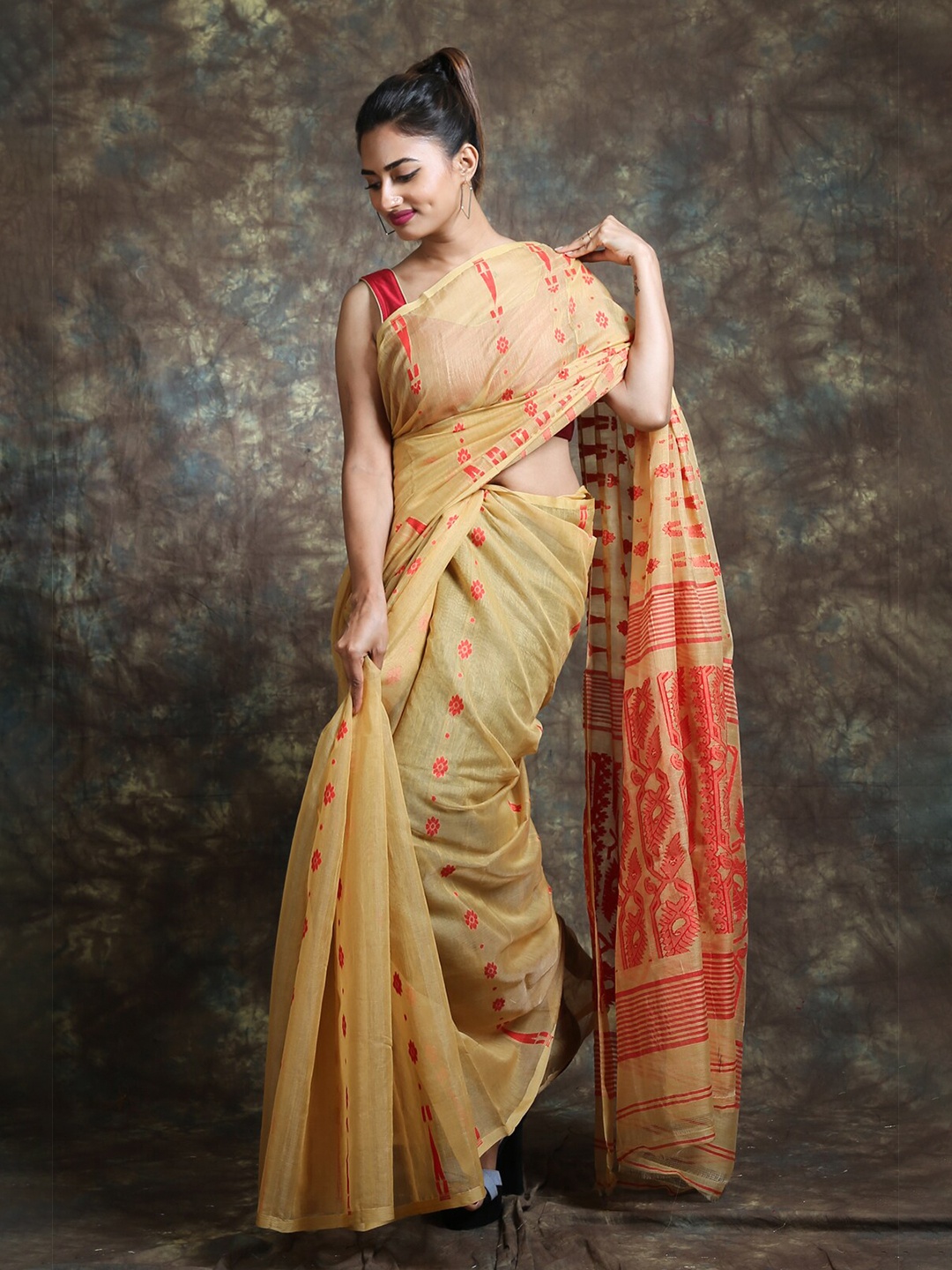 

Arhi Beige & Red Floral Silk Cotton Jamdani Saree