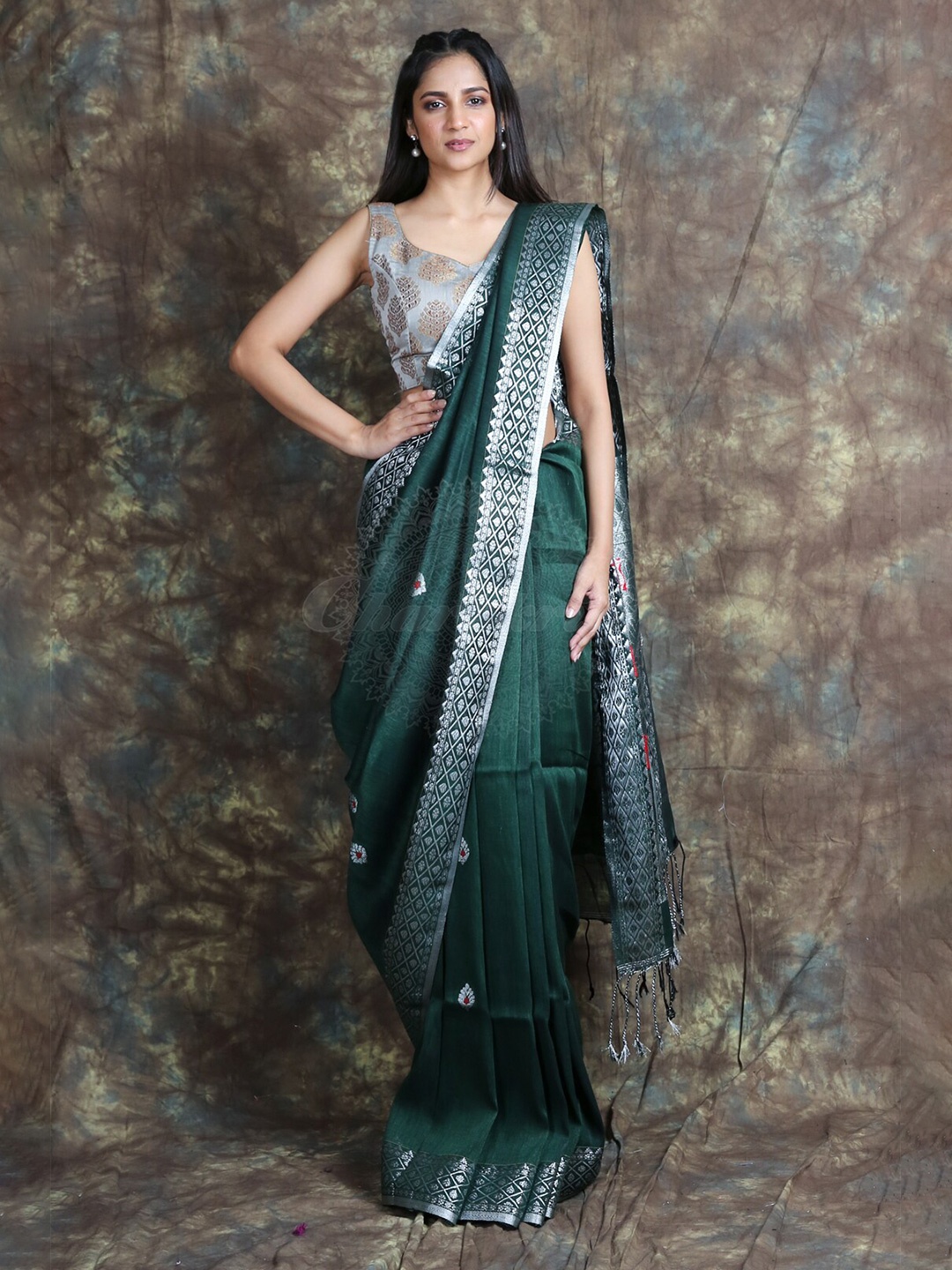 

Arhi Green & Silver-Toned Zari Pure Linen Saree