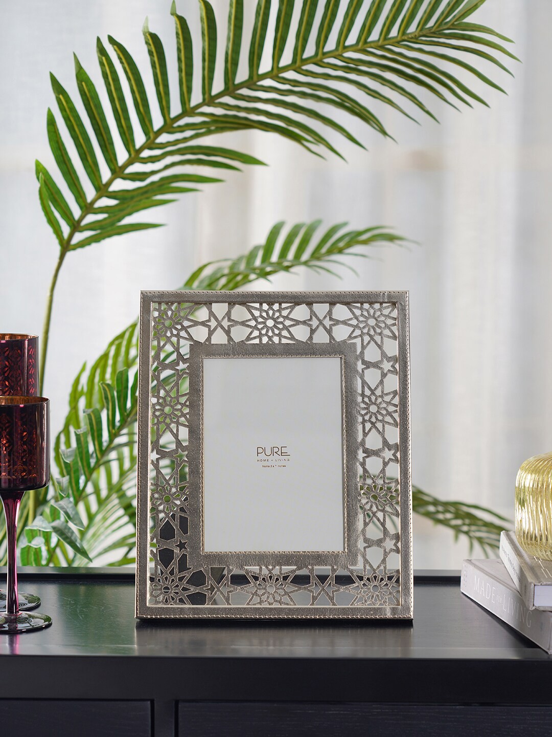 

Pure Home and Living Gold-Colored Textured Glass Table Photo Frame