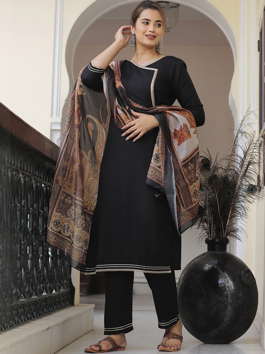 

SINGNI Women Kurta with Trouser & With Dupatta Set, Black