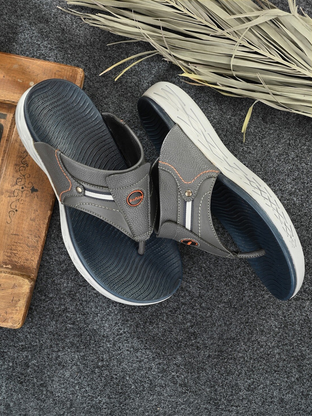 

SOFTIO Men Grey Synthetic Leather Slip-On Flip Flops