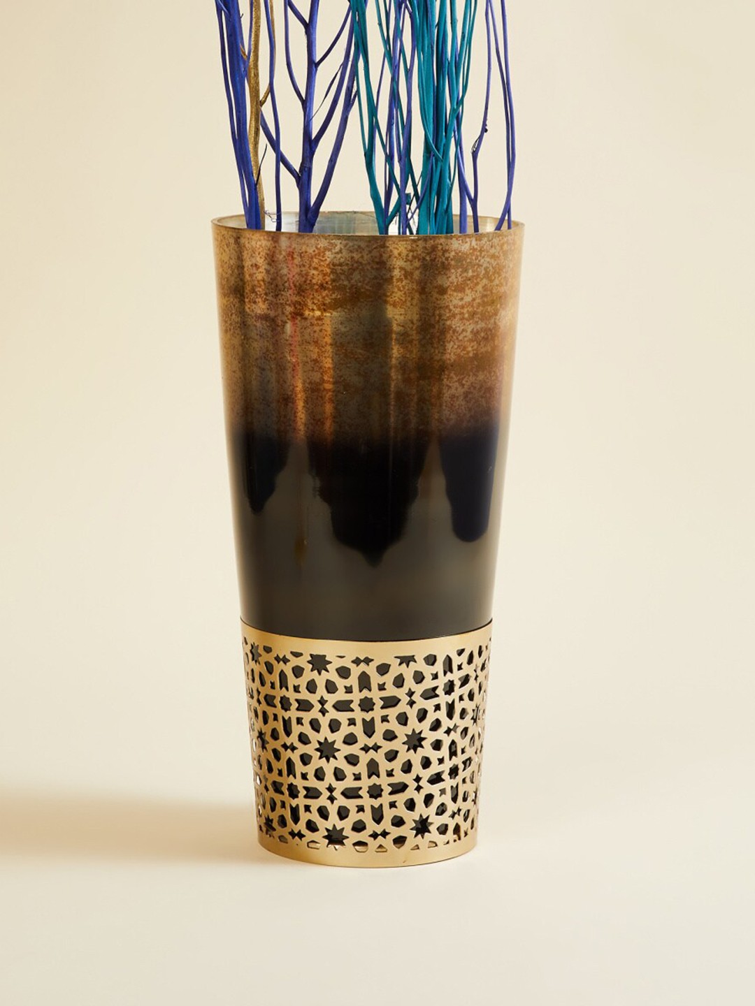 

Home Centre Gold-Toned & Brown Patterned Glass Vase With Iron Jaali Vases
