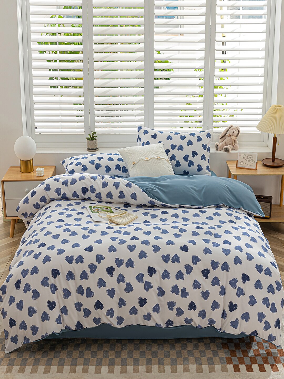 

JC Collection White & Blue Printed Double Extra Large Bed Covers With 2 Pillow Covers
