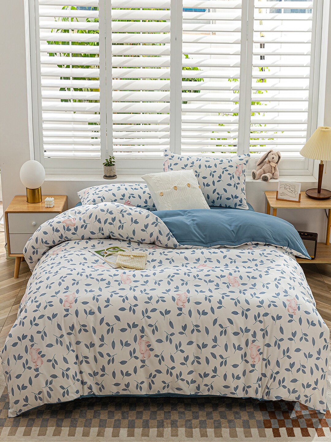 

JC Collection White & Blue Printed Double King Bedding Set With Quilt