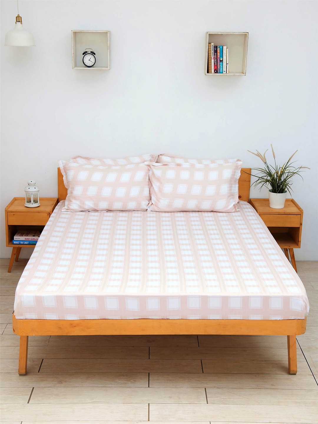 

Ariana Beige & White Geometric 300 TC King Bedsheet with 2 Pillow Covers