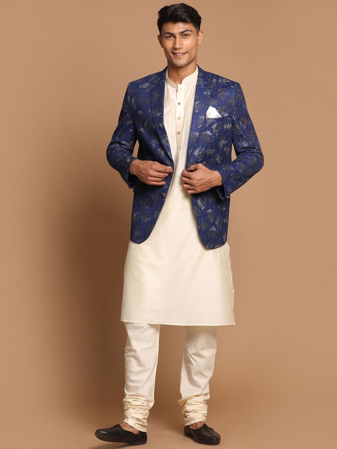 

VASTRAMAY Men Cream-Coloured Yoke Design Kurta Churidar Pant and Jacket