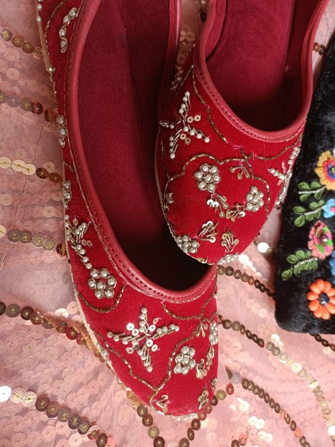 

DESI COLOUR Women Embellished Ethnic Mojaris Flat, Maroon