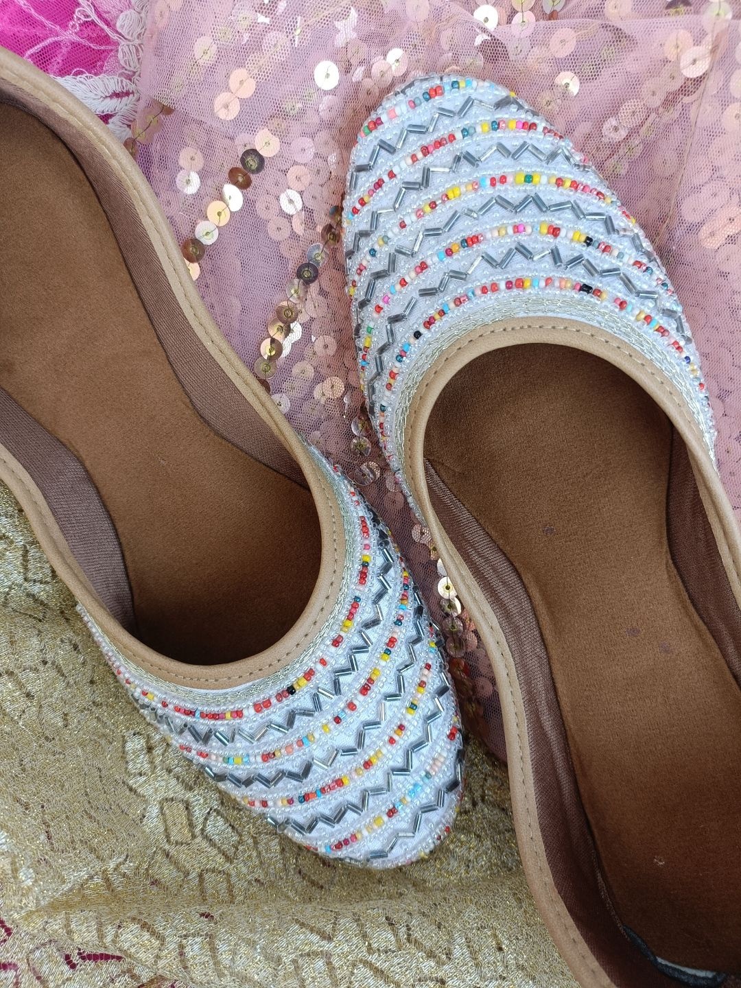 

DESI COLOUR Women White Ethnic Mojaris Flats