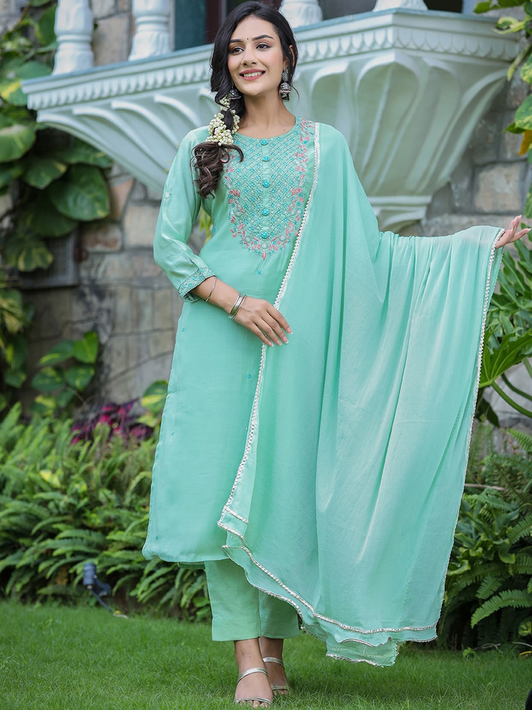 

KAAJH Women Green Floral Embroidered Pure Silk Kurta with Trousers & With Dupatta