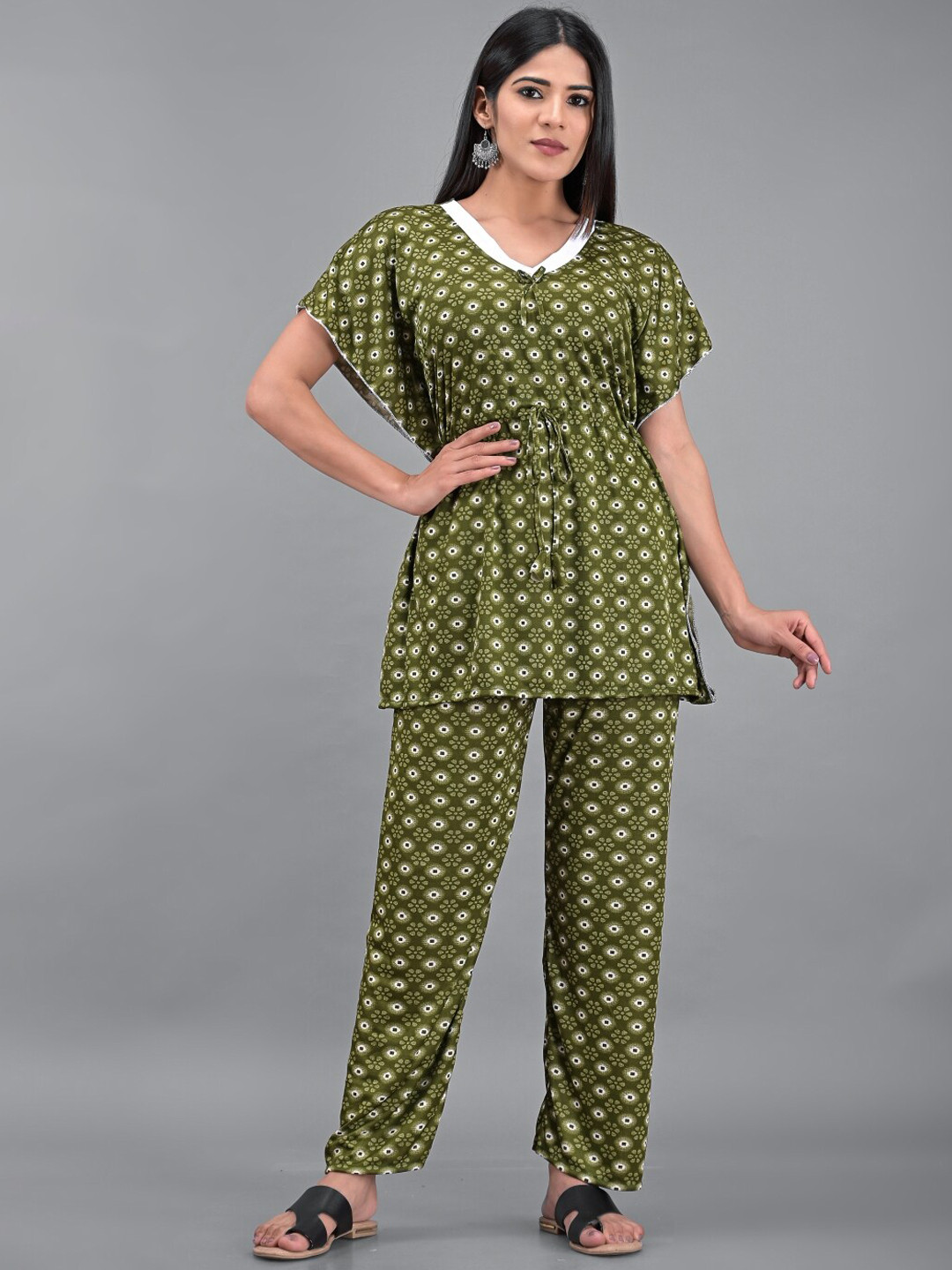 

Apratim Women Green Printed Night suit