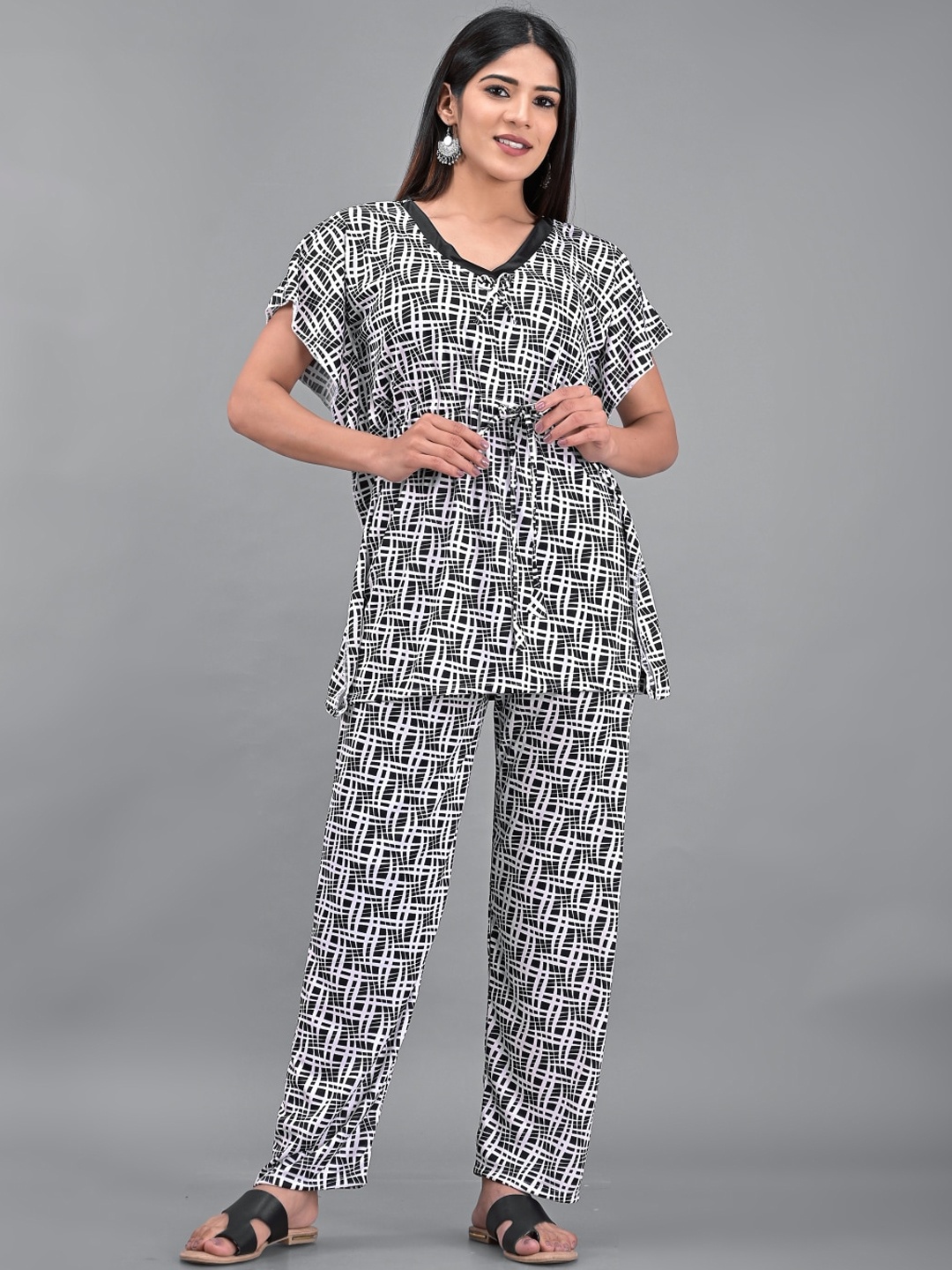 

Apratim Women Grey & White Printed Night suit