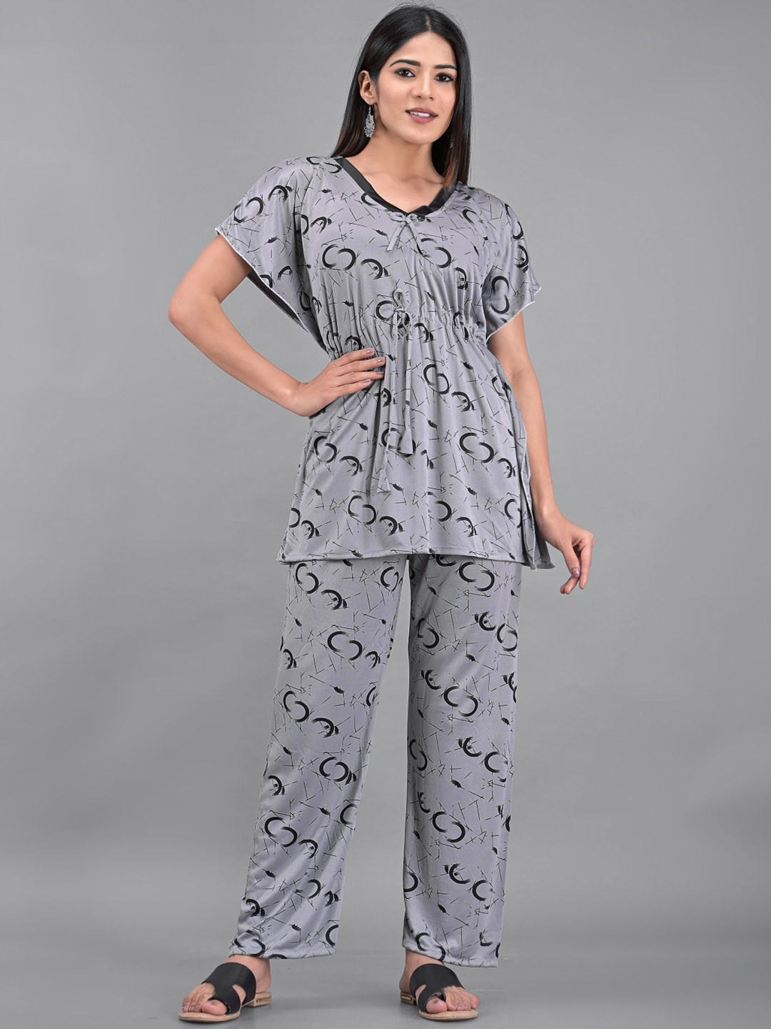 

Apratim Women Grey & Black Printed Night suit