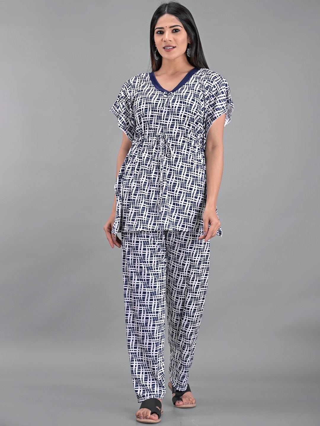 

Apratim Women White & Navy Blue Printed Night suit