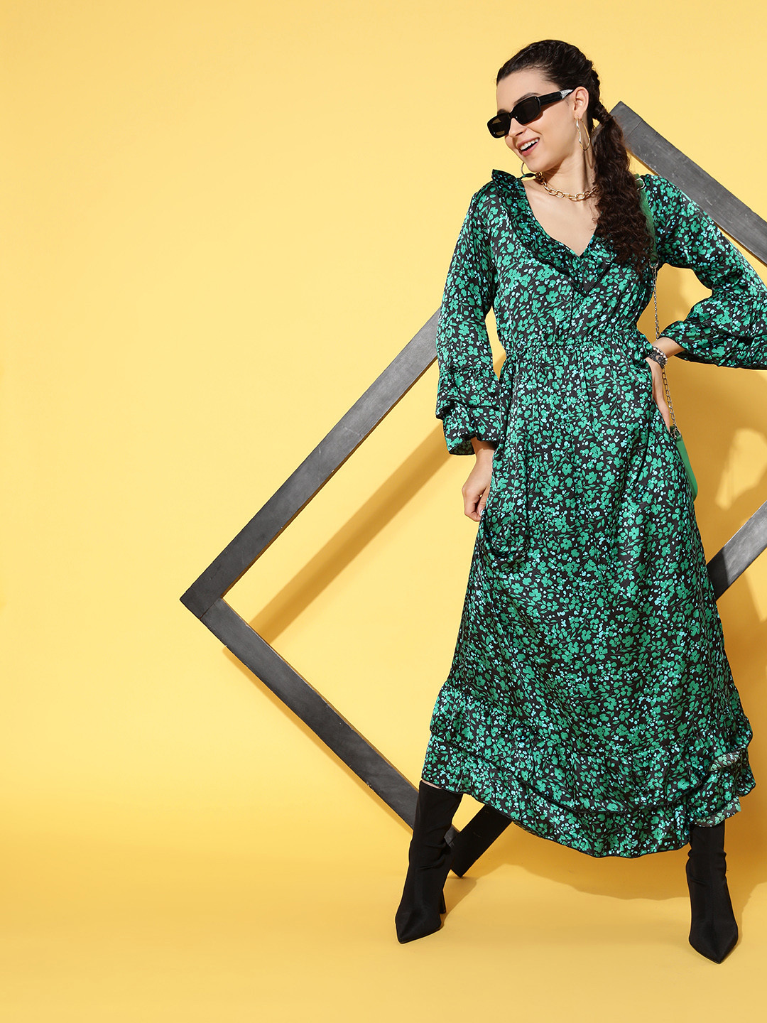 

InWeave Women Green & Black Flared Sleeves Floral Printed Ruffled Midi Dress
