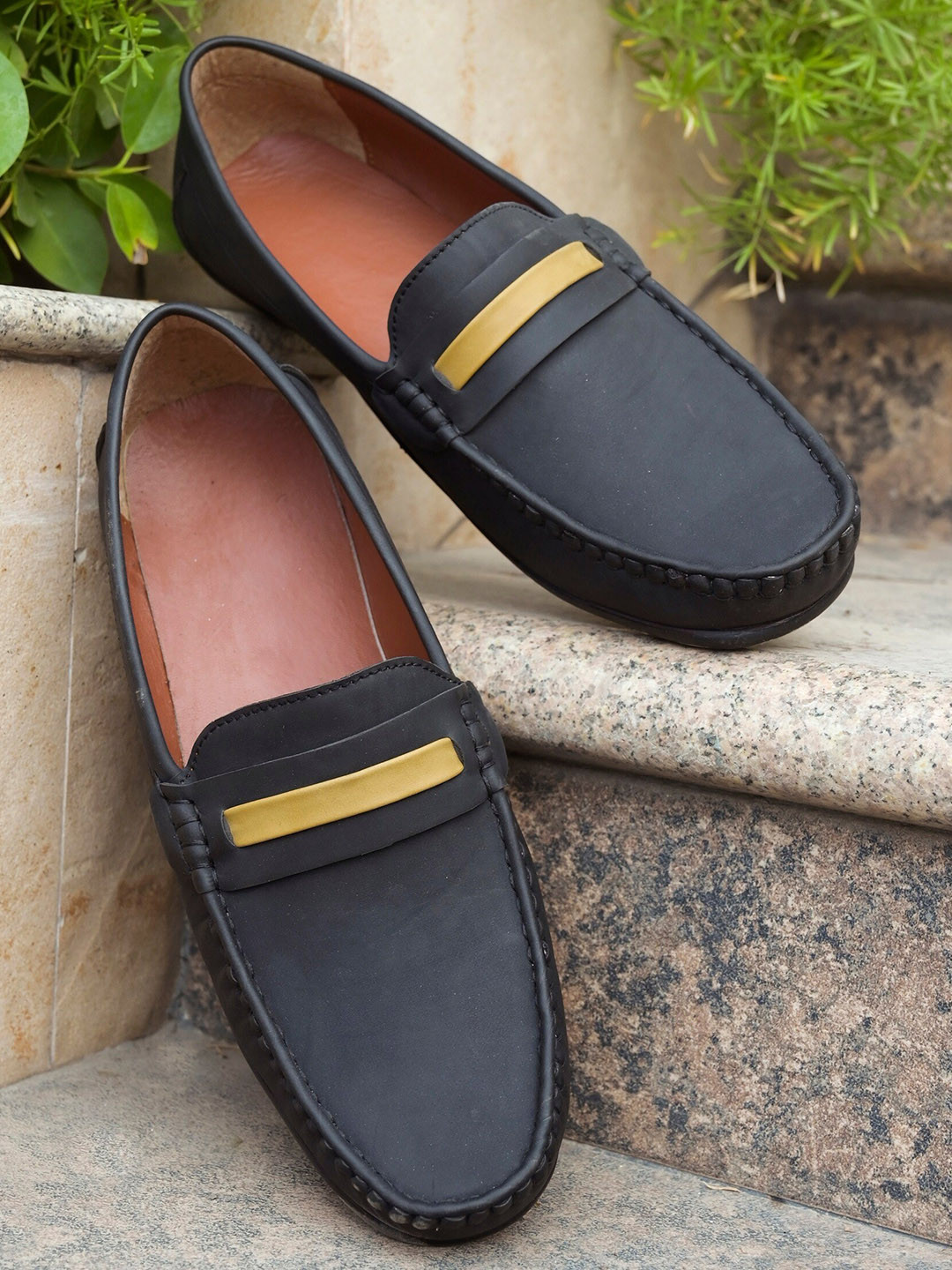 

BUCIK Men Colourblocked Loafers, Black