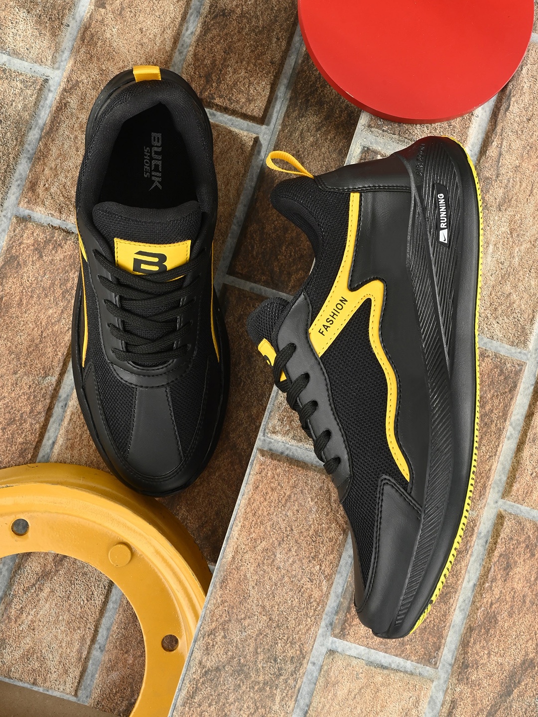 

BUCIK Men Colourblocked Sneakers, Black