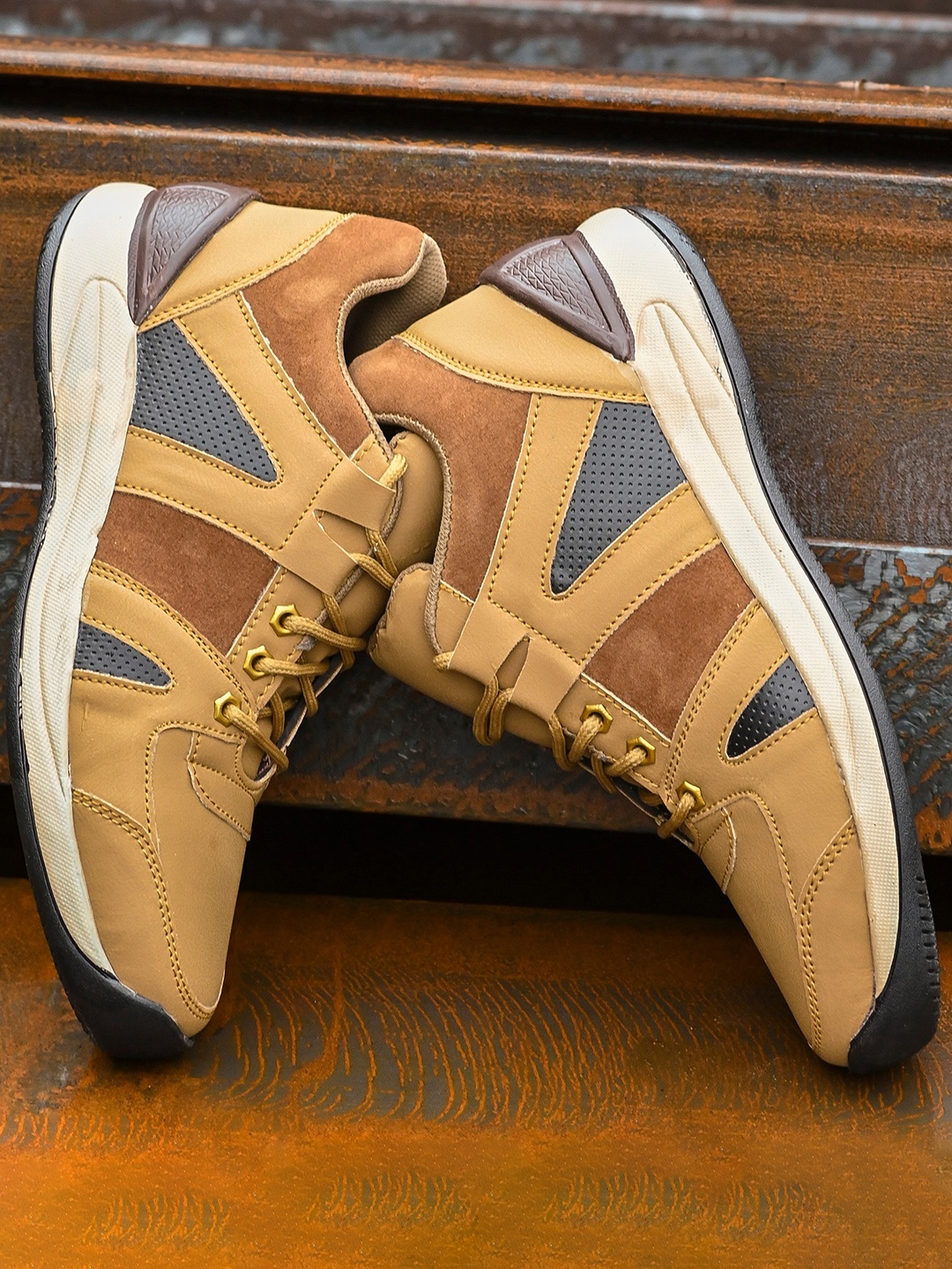 

BUCIK Men Colourblocked Sneakers, Beige