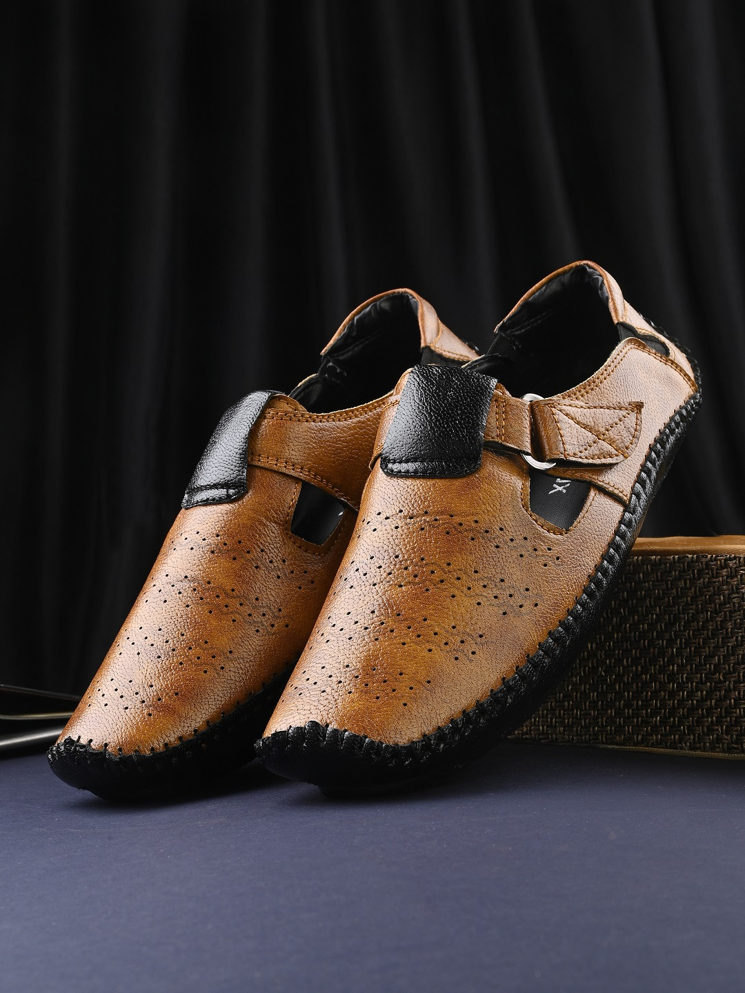 

Big Fox Men Tan & Black Shoe-Style Sandals