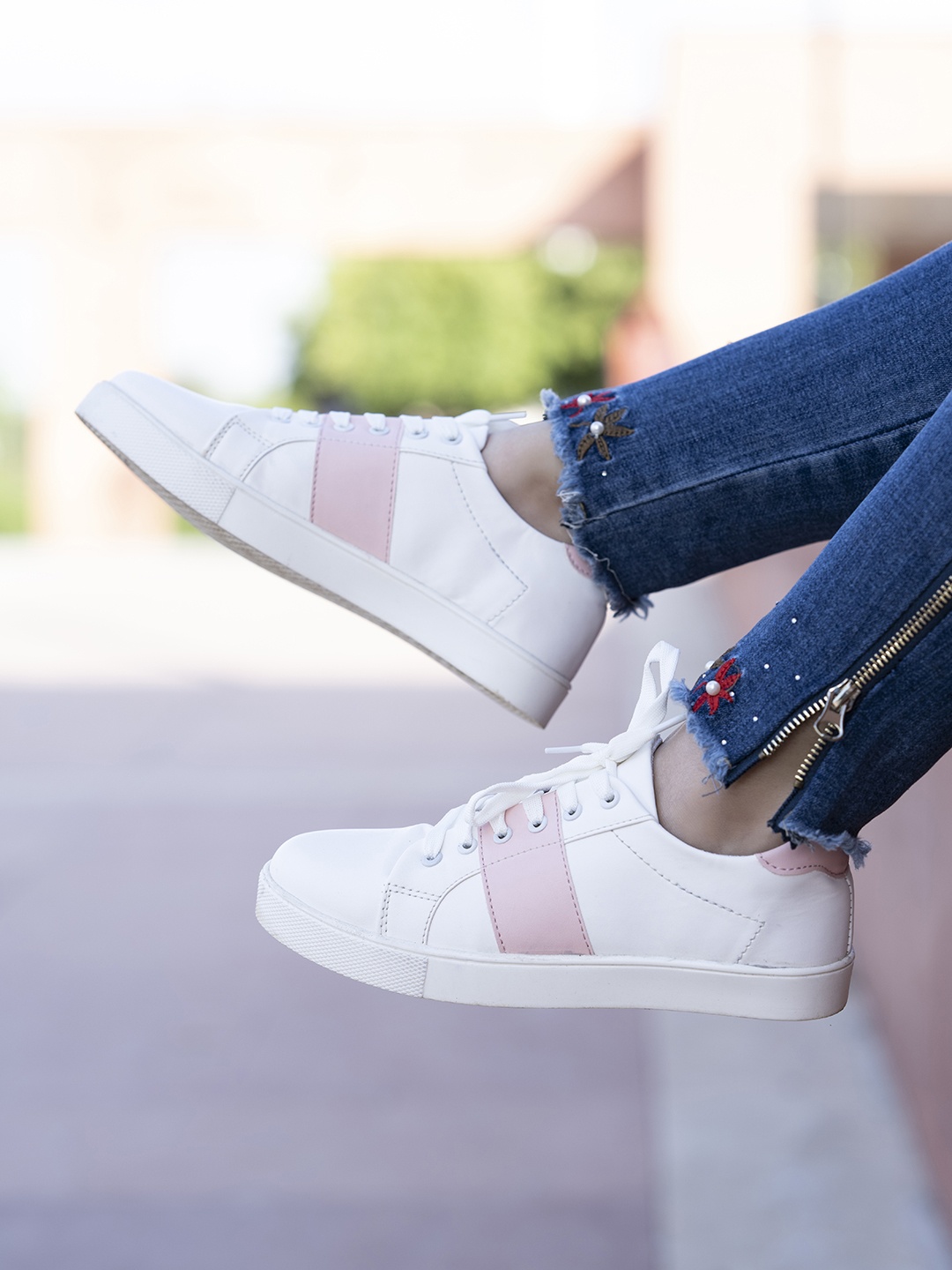 

Shoetopia Women White Colourblocked Sneakers