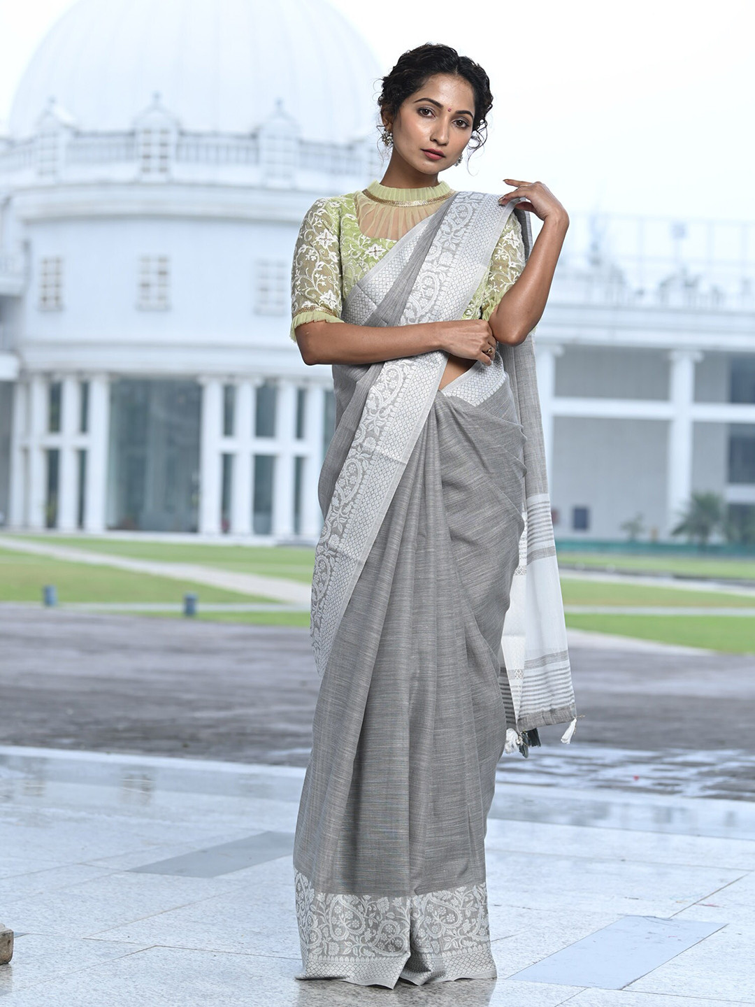 

BEATITUDE Grey & Silver-Toned Zari Saree