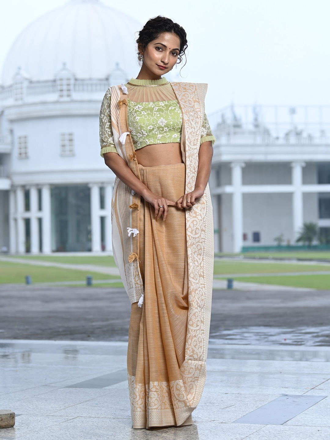 

BEATITUDE Beige & Silver-Toned Zari Saree
