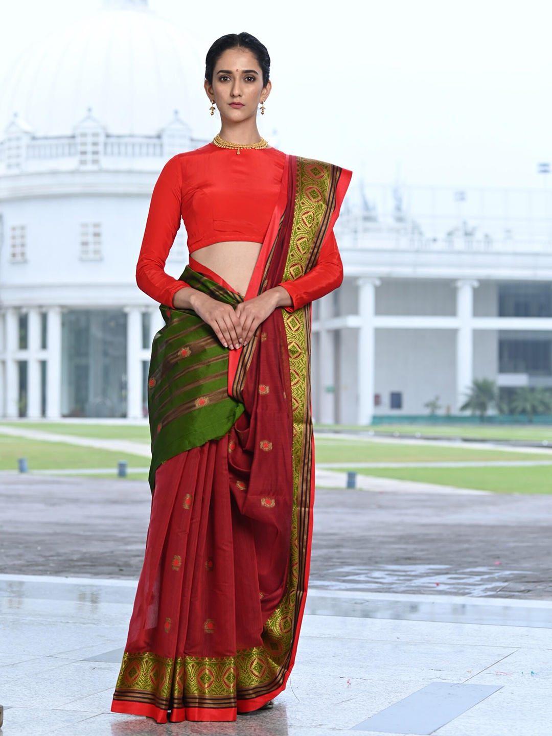 

BEATITUDE Red & Green Ethnic Motifs Pure Cotton Saree